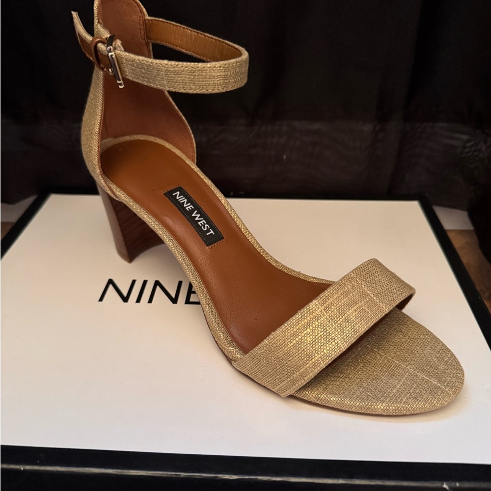 Nine West Gold Heels Elegant Medium Height(new)